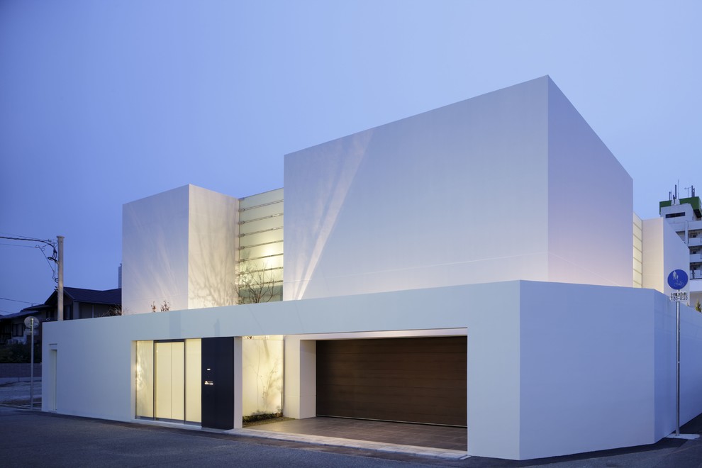 Idée de décoration pour une grande façade de maison blanche minimaliste à un étage avec un toit à deux pans.