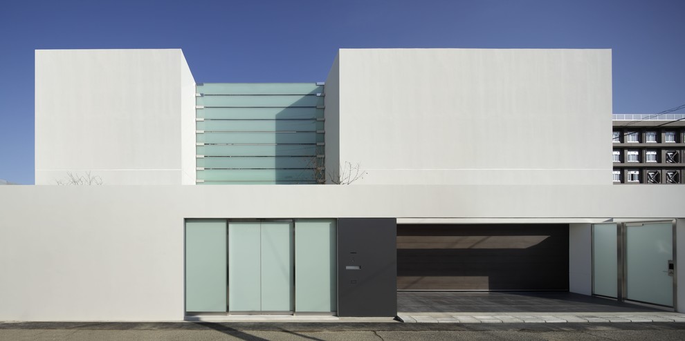 Modelo de fachada blanca moderna de dos plantas con revestimiento de piedra y tejado plano