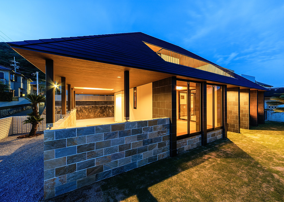 This is an example of a world-inspired house exterior in Kobe.