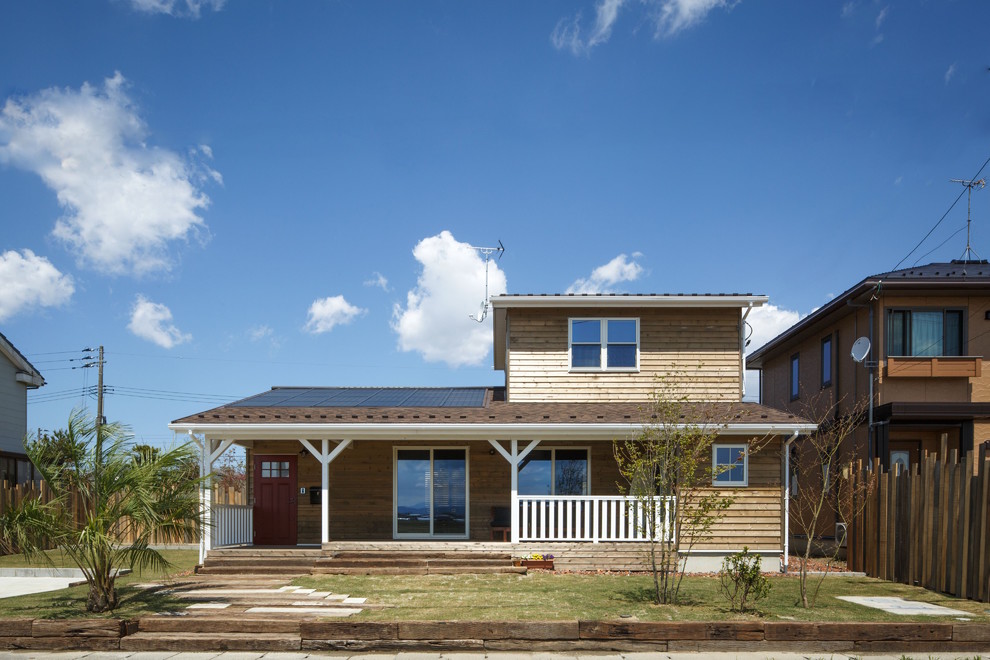 Exemple d'une façade de maison marron nature en bois avec un toit à deux pans.