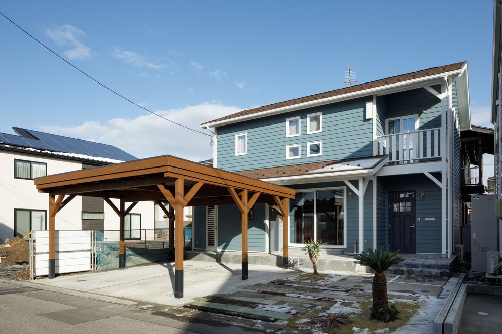Источник вдохновения для домашнего уюта: двухэтажный, деревянный, синий дом в скандинавском стиле с двускатной крышей