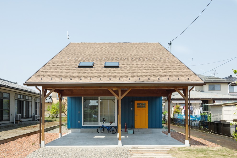 На фото: деревянный, синий дом в скандинавском стиле с