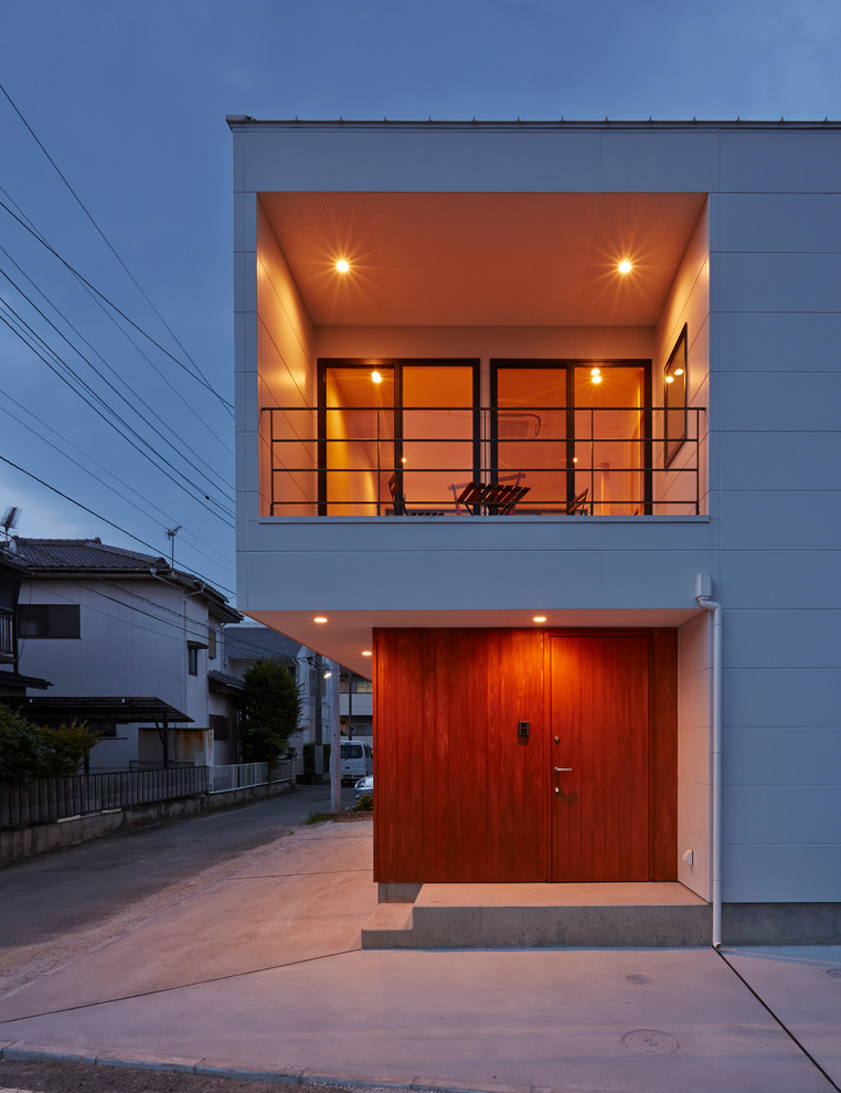 Идея дизайна: маленький, двухэтажный, деревянный, коричневый частный загородный дом в стиле модернизм с вальмовой крышей и металлической крышей для на участке и в саду