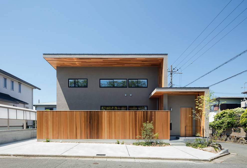 Diseño de fachada gris minimalista con tejado plano