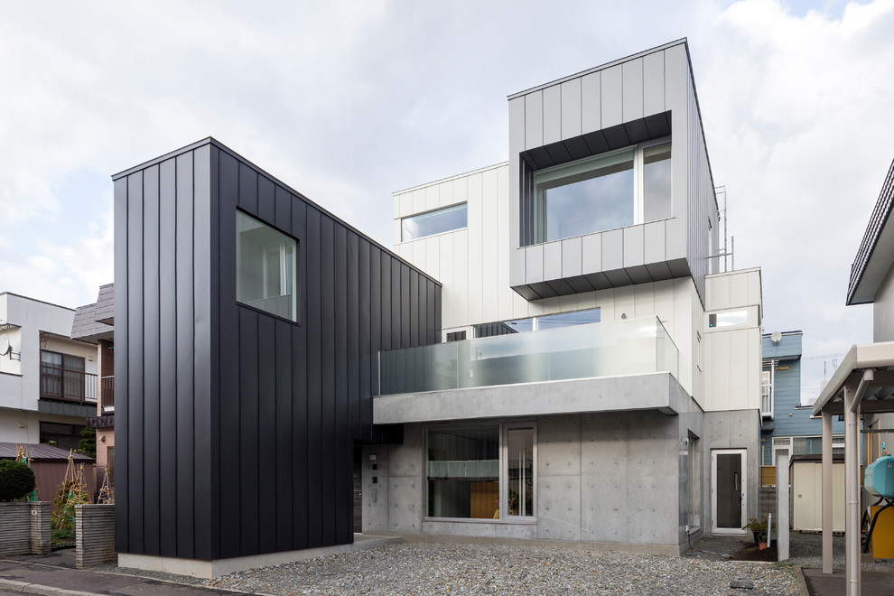 Modernes Einfamilienhaus mit bunter Fassadenfarbe und Flachdach in Sapporo
