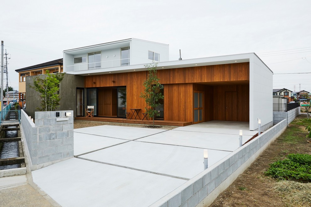 Idées déco pour une façade de maison marron moderne en bois de taille moyenne et à un étage avec un toit en appentis et un toit en métal.