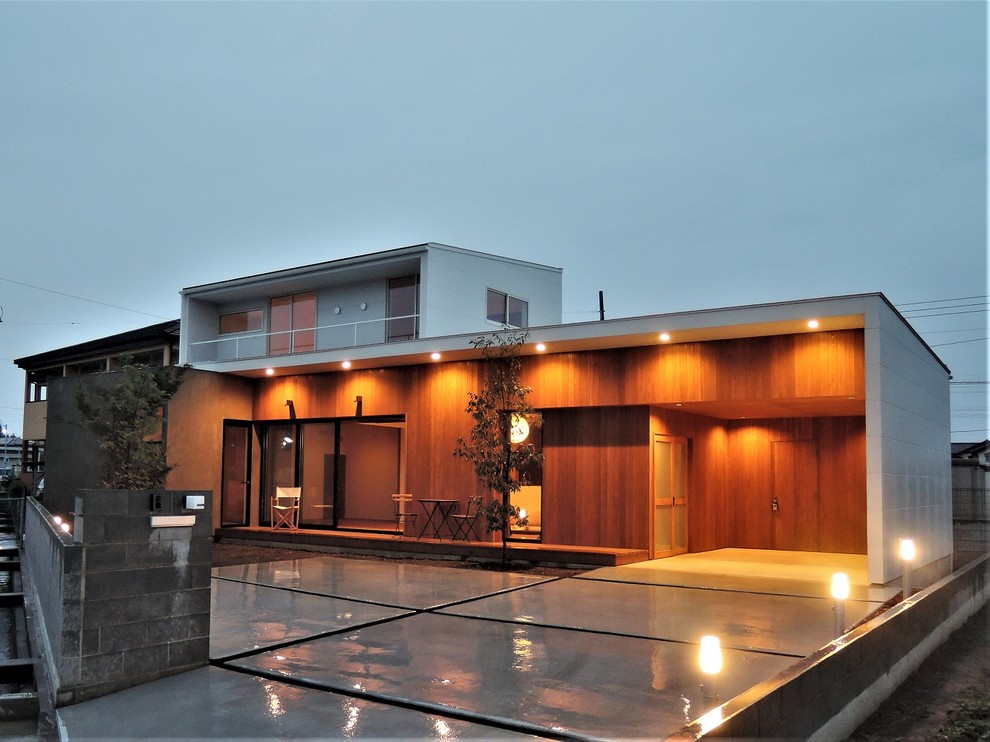 Modelo de fachada de casa marrón minimalista de tamaño medio de dos plantas con revestimiento de madera, tejado de un solo tendido y tejado de metal