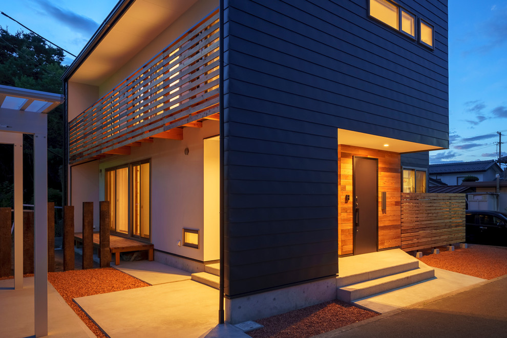 Mittelgroßes, Zweistöckiges Modernes Einfamilienhaus mit Metallfassade, schwarzer Fassadenfarbe, Pultdach und Blechdach in Sonstige