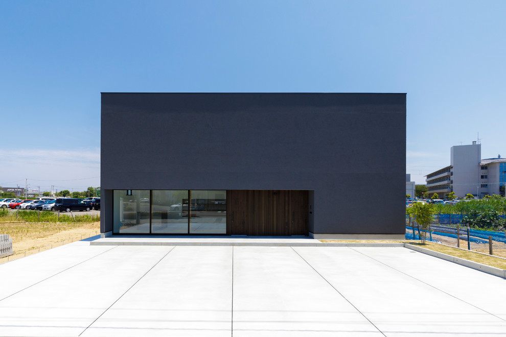 Foto della facciata di una casa nera contemporanea con tetto piano