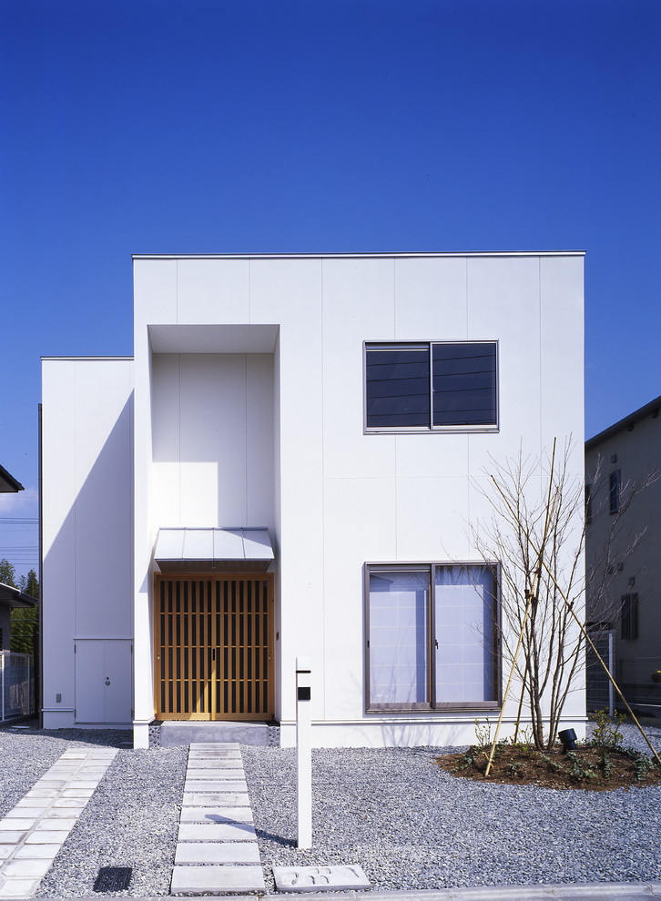 Idées déco pour une façade de maison blanche moderne à un étage avec un toit plat.