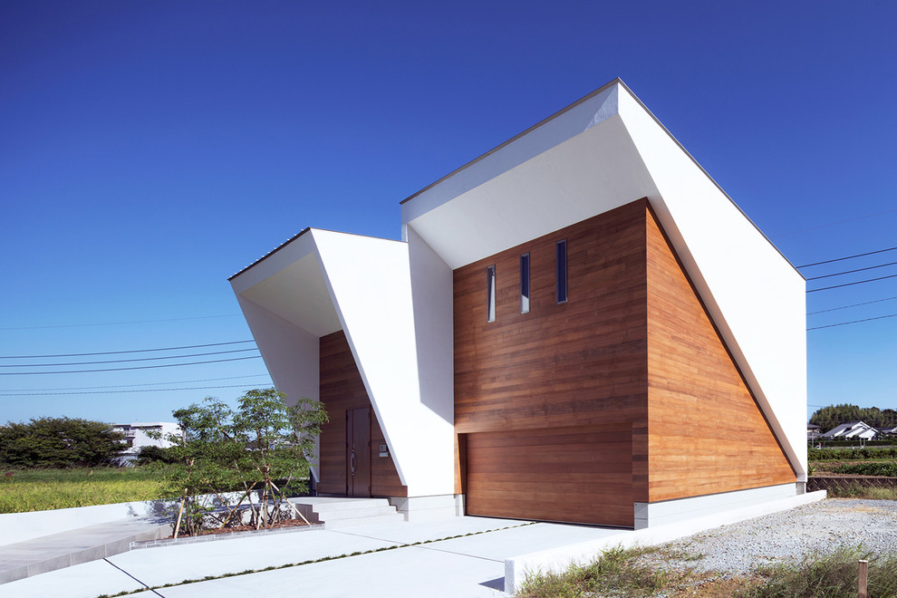 Idée de décoration pour une façade de maison beige minimaliste avec un toit en appentis.