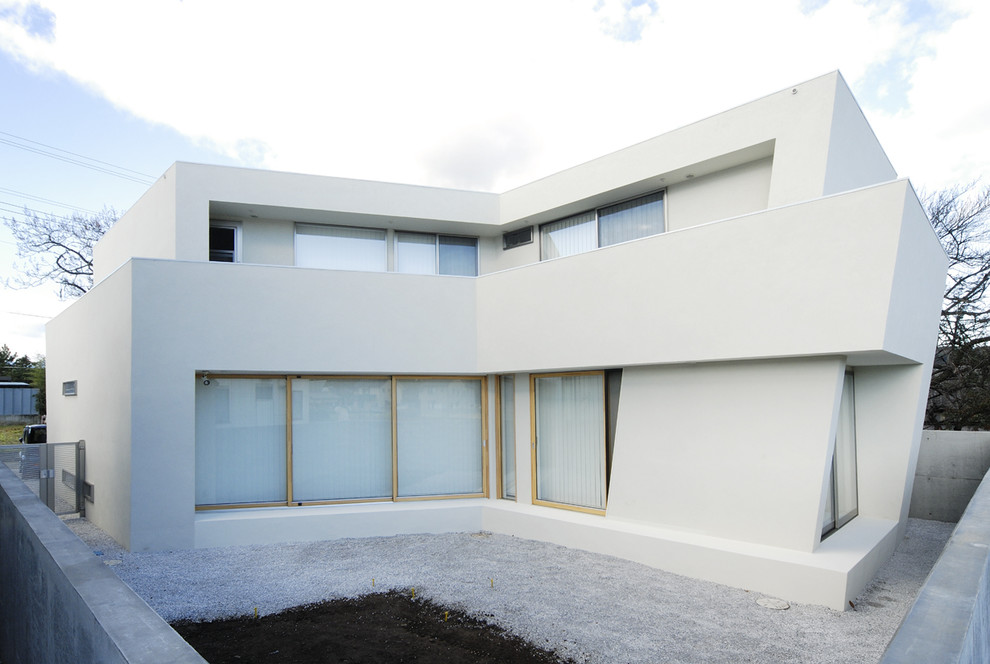 Zweistöckiges Modernes Haus mit weißer Fassadenfarbe und Flachdach in Tokio