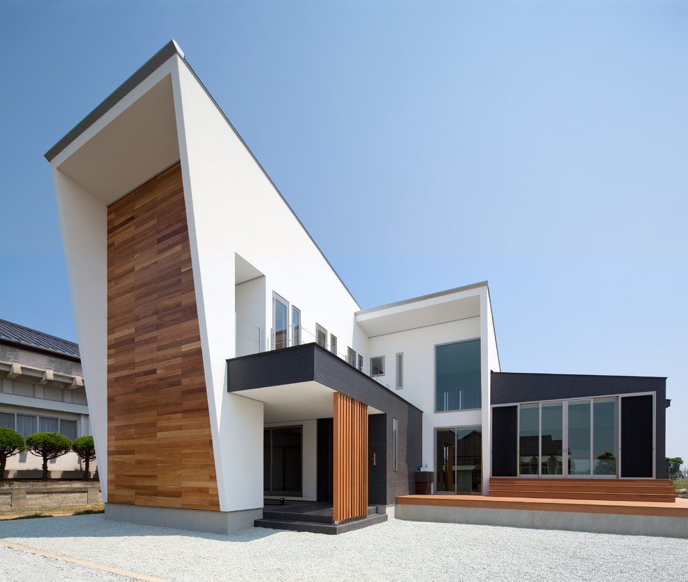 Стильный дизайн: белый, большой дом в стиле модернизм с комбинированной облицовкой и односкатной крышей - последний тренд