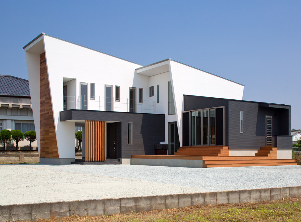 Inspiration for a modern house exterior in Fukuoka with a lean-to roof.