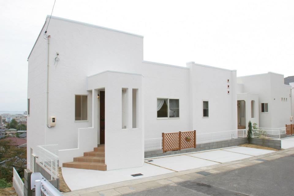 Idee per la villa piccola bianca mediterranea a due piani con copertura in metallo o lamiera