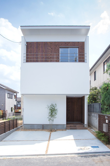 Kleines, Zweistöckiges Industrial Haus mit Mix-Fassade, weißer Fassadenfarbe und Flachdach in Sonstige