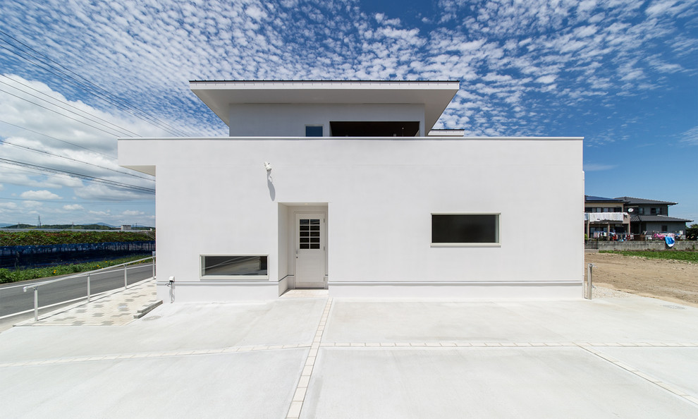 Diseño de fachada blanca minimalista con tejado plano