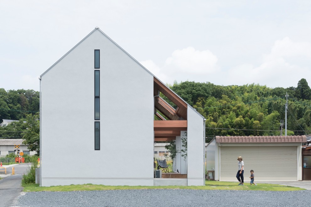 Идея дизайна: двухэтажный, серый частный загородный дом среднего размера в современном стиле с облицовкой из бетона, двускатной крышей и металлической крышей