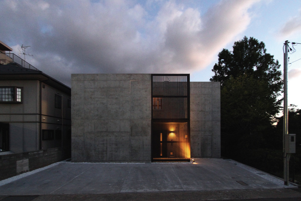 Inspiration för moderna grå betonghus, med två våningar och platt tak