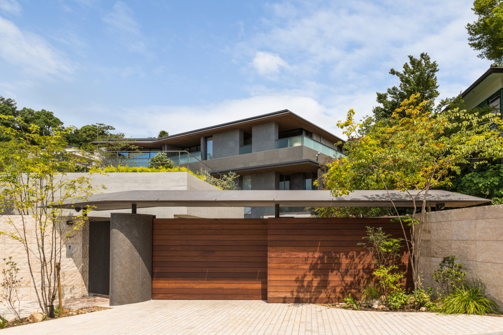 Diseño de fachada de casa gris minimalista grande de dos plantas con tejado a cuatro aguas y tejado de metal