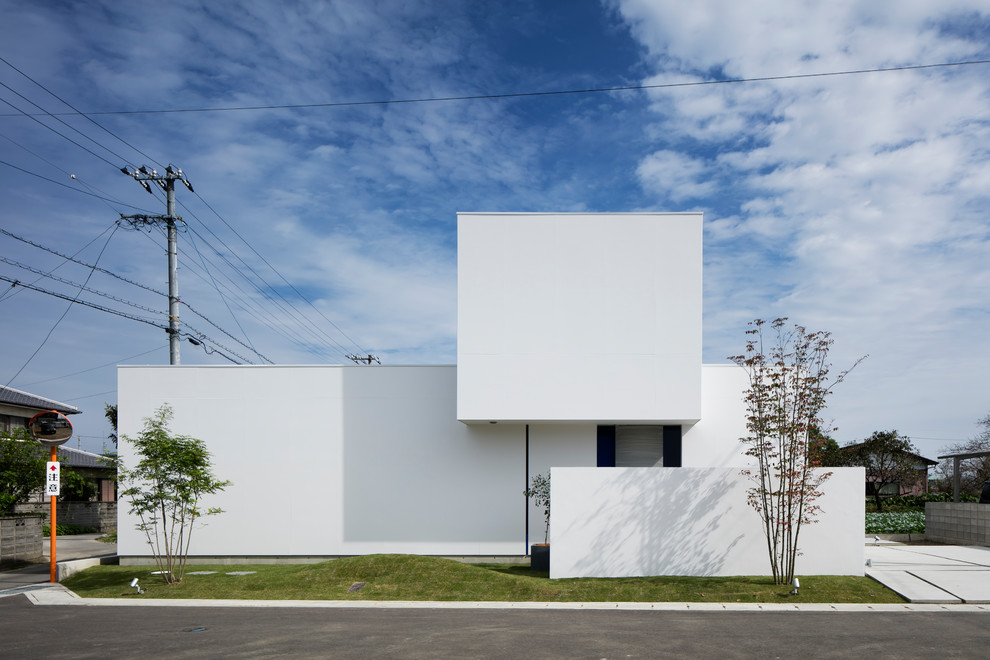 Idées déco pour une façade de maison blanche moderne avec un toit plat.