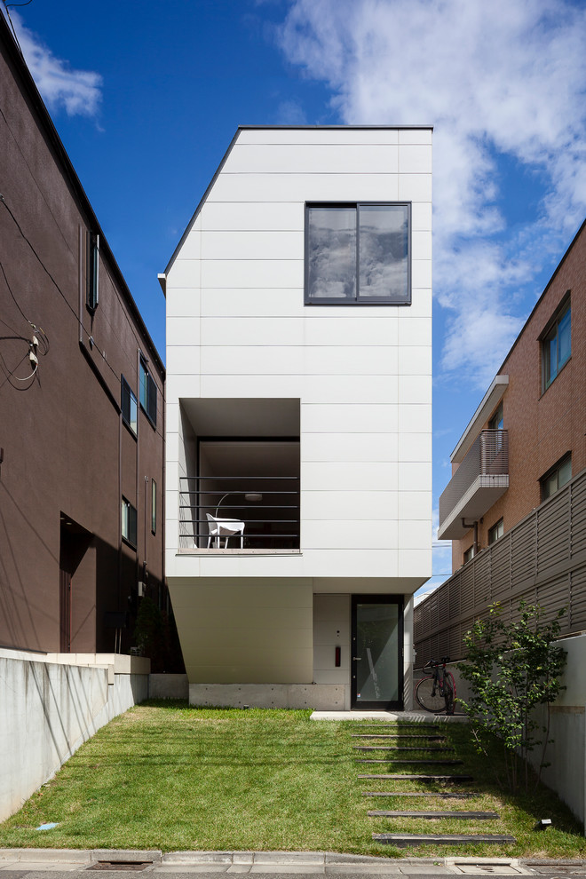 Asiatisches Haus mit weißer Fassadenfarbe in Tokio