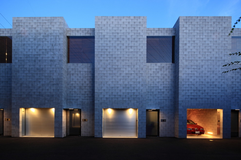Идея дизайна: двухэтажный, серый дом в современном стиле с комбинированной облицовкой и плоской крышей