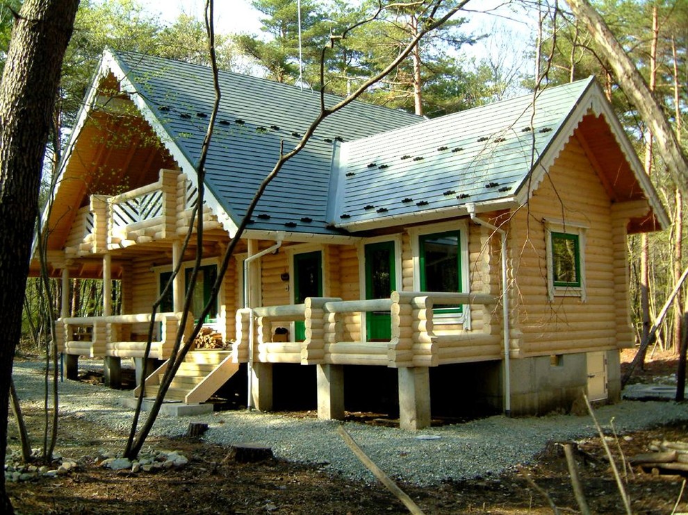 Свежая идея для дизайна: бежевый дом из бревен в скандинавском стиле с серой крышей - отличное фото интерьера
