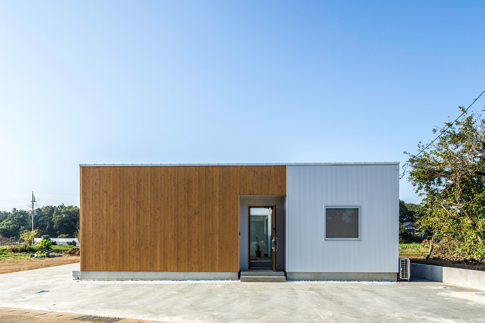 Idéer för mellanstora orientaliska bruna hus, med allt i ett plan, blandad fasad, pulpettak och tak i metall