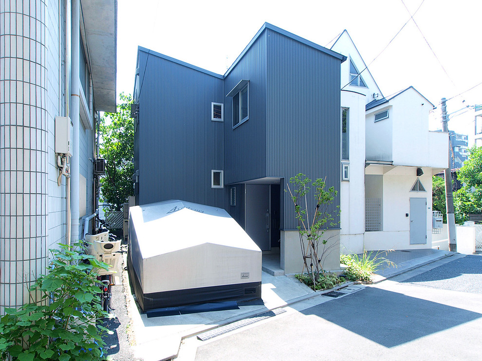 東京23区にあるミッドセンチュリースタイルのおしゃれな家の外観の写真