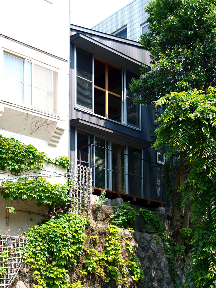東京23区にあるインダストリアルスタイルのおしゃれな家の外観の写真