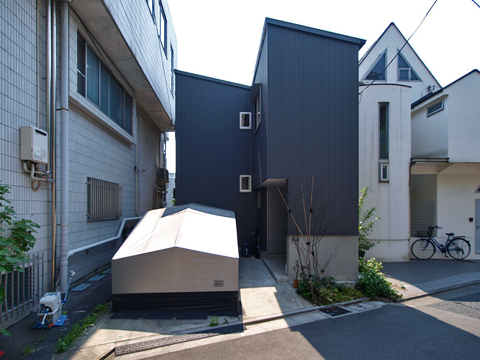 東京23区にある小さなインダストリアルスタイルのおしゃれな家の外観の写真
