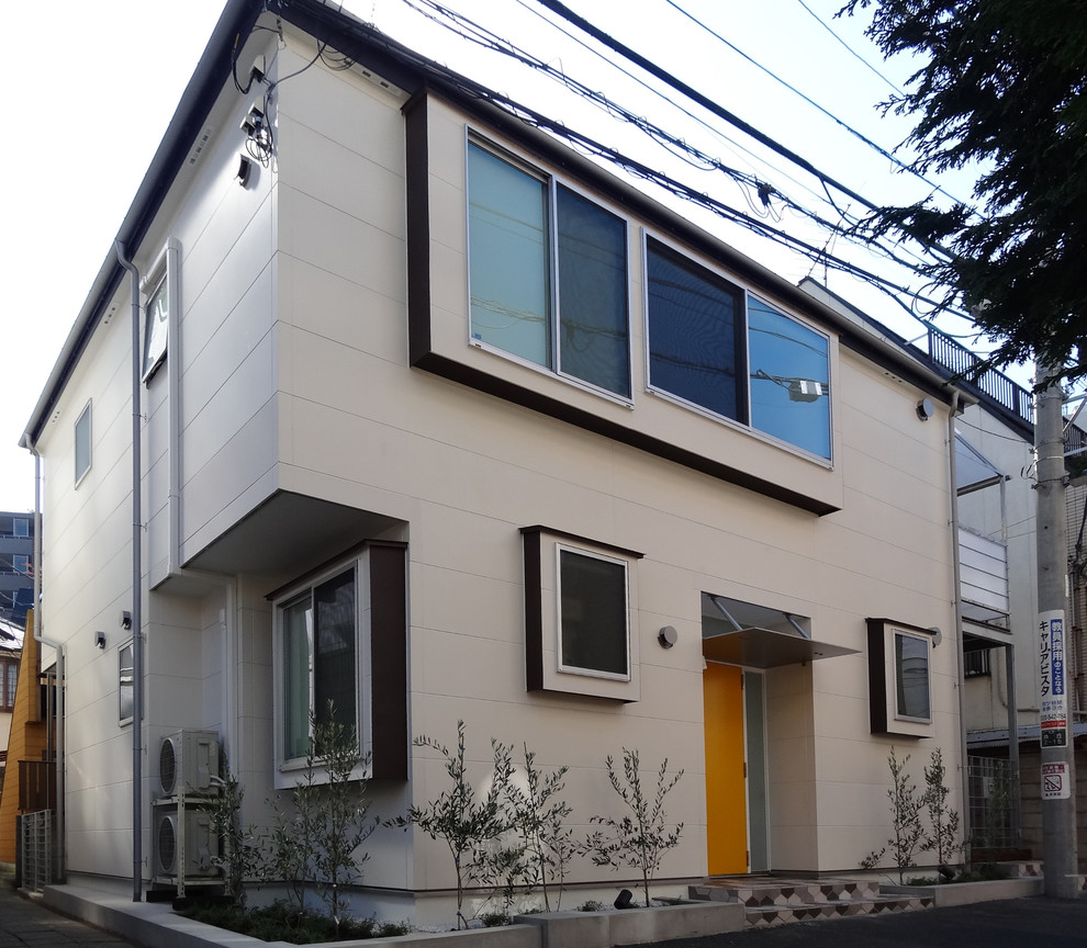 東京23区にあるお手頃価格の中くらいなモダンスタイルのおしゃれな家の外観 (コンクリート繊維板サイディング) の写真