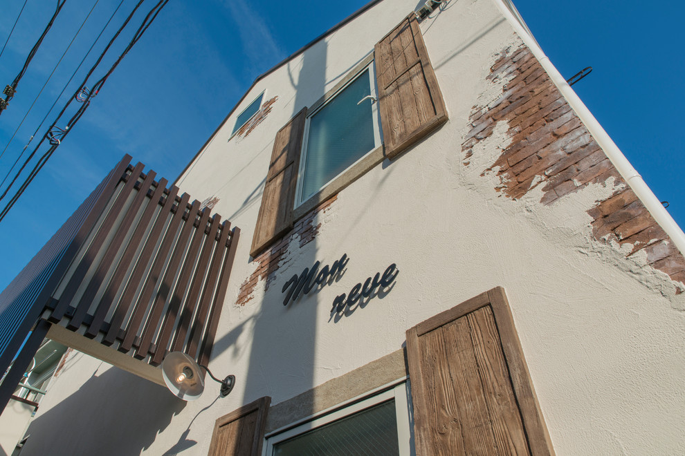 Foto della facciata di un appartamento bianco country a due piani