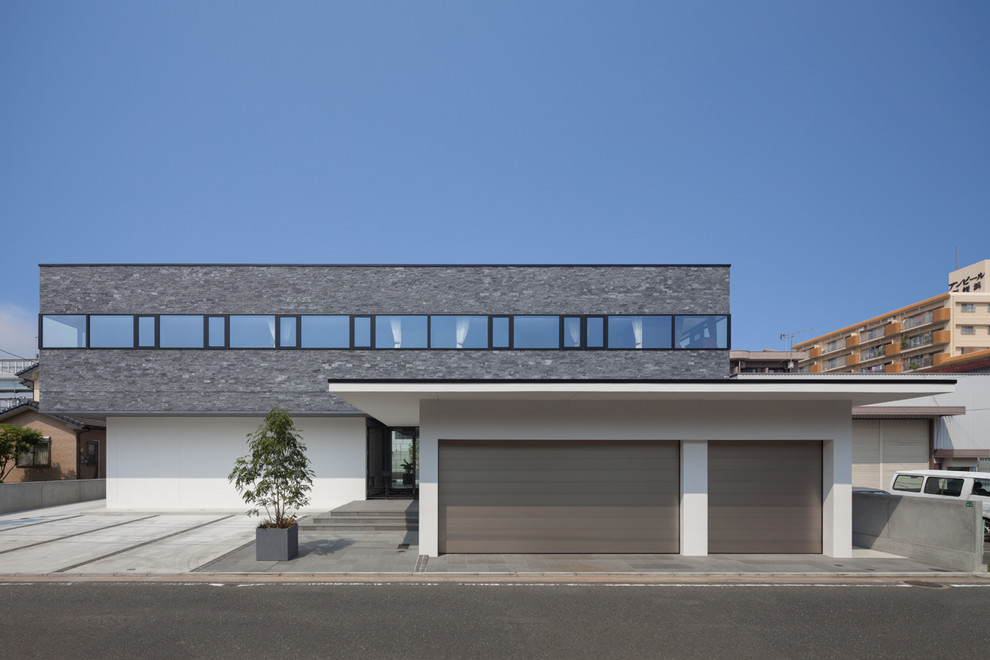Foto della facciata di una casa moderna con tetto piano