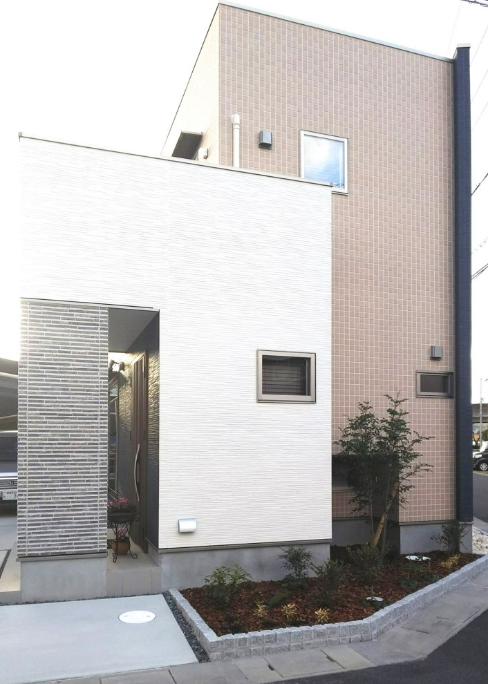 Идея дизайна: двухэтажный, разноцветный частный загородный дом среднего размера в стиле модернизм с облицовкой из ЦСП, плоской крышей и металлической крышей