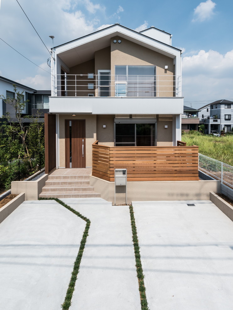 Idée de décoration pour une façade de maison marron asiatique avec un toit à deux pans.