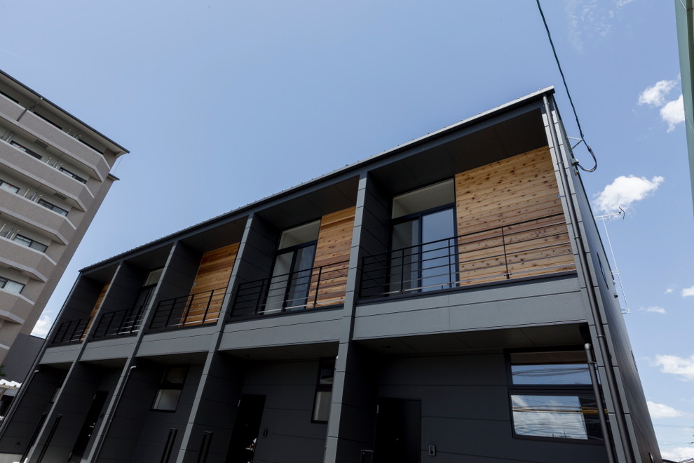 Idéer för ett litet rustikt svart lägenhet, med två våningar, blandad fasad, pulpettak och tak i metall