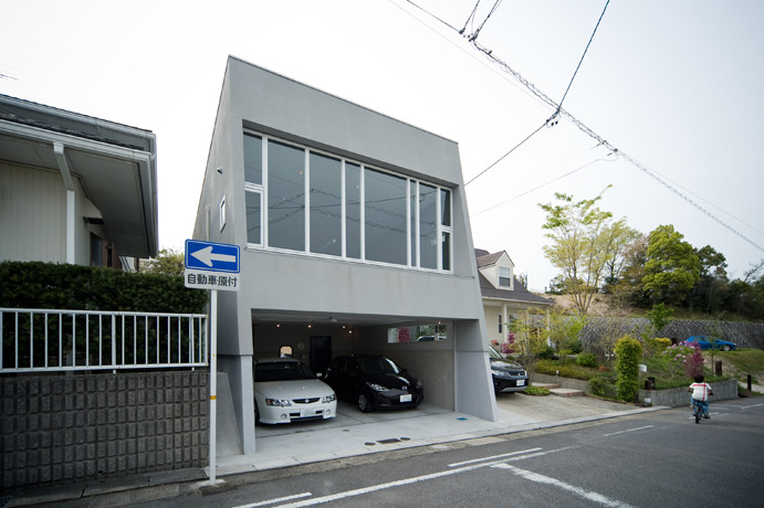Zweistöckiges Industrial Einfamilienhaus mit grauer Fassadenfarbe in Sonstige