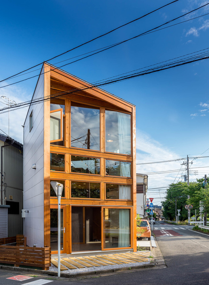 Exemple d'une façade de maison tendance.