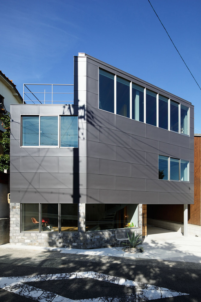 Modernes Haus mit Metallfassade und grauer Fassadenfarbe in Nagoya