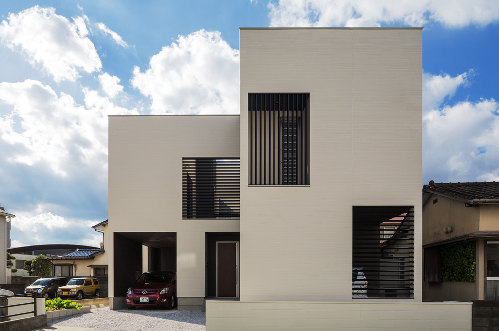 Zweistöckiges, Mittelgroßes Modernes Haus mit brauner Fassadenfarbe und Flachdach in Fukuoka