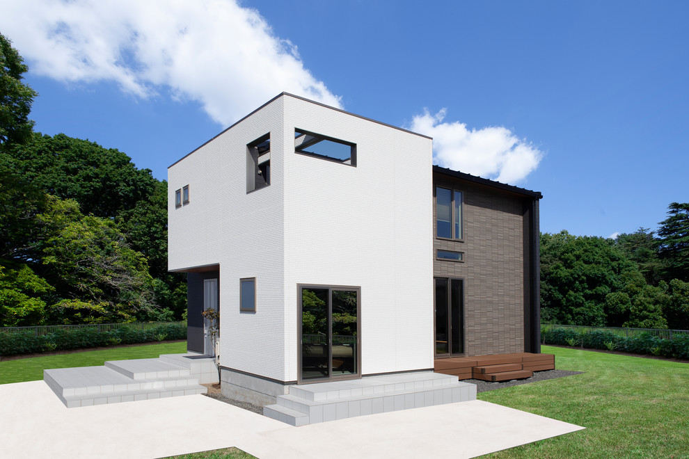Ejemplo de fachada de casa blanca minimalista de tamaño medio de dos plantas con revestimientos combinados, tejado de un solo tendido y tejado de varios materiales