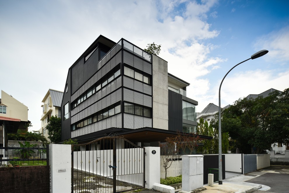 Свежая идея для дизайна: трехэтажный, черный частный загородный дом в современном стиле с плоской крышей - отличное фото интерьера