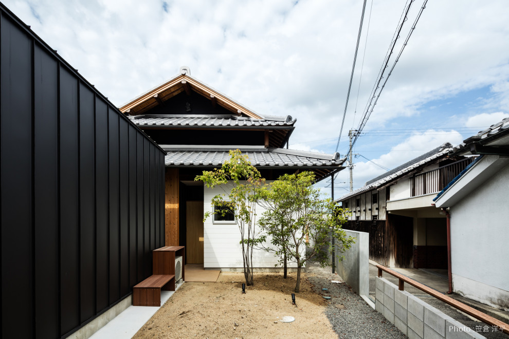 Contemporary exterior home idea in Osaka