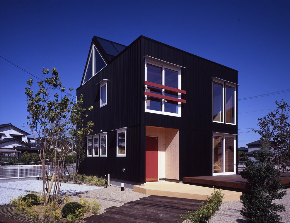 Idee per la facciata di una casa nera scandinava a due piani di medie dimensioni con tetto a capanna