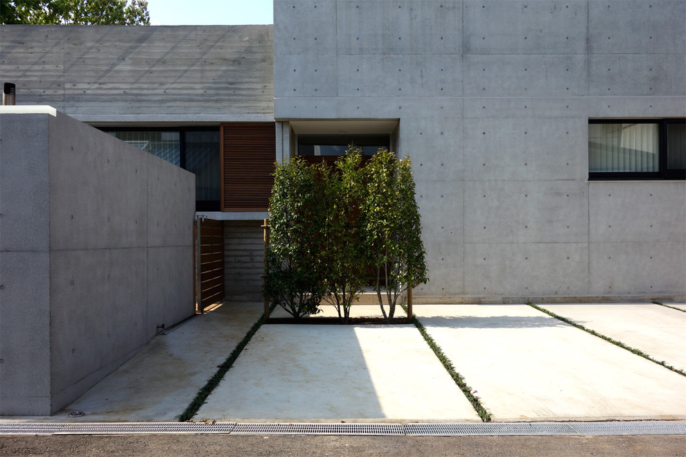 Inredning av ett modernt grått betonghus, med två våningar och platt tak