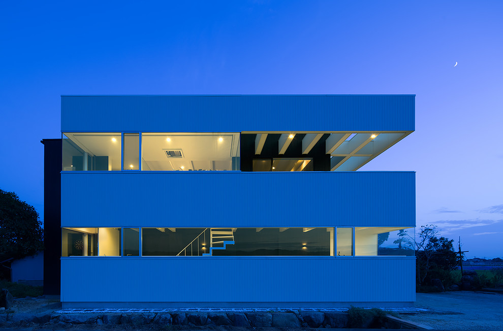 Immagine della facciata di una casa bianca contemporanea a due piani con tetto piano
