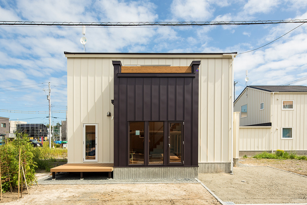 Inspiration for a modern exterior home remodel in Sapporo