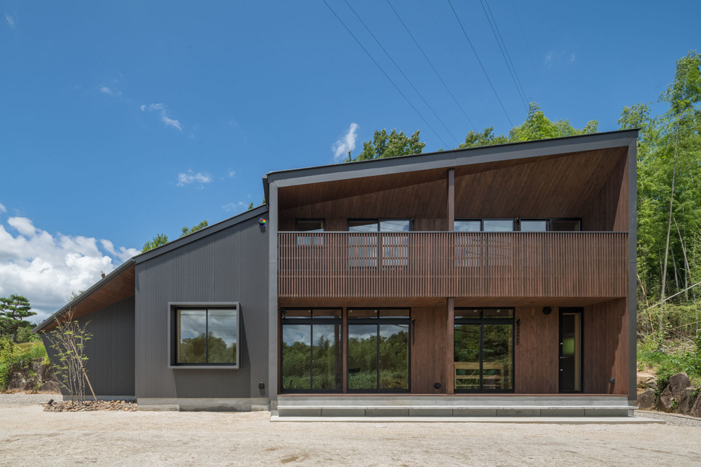 Стильный дизайн: черный дом среднего размера в стиле модернизм с односкатной крышей - последний тренд